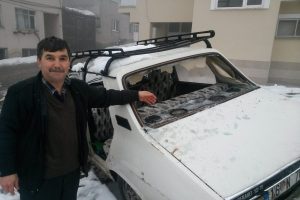 Bursa'da d&uuml;şen kar otomobili &ccedil;&ouml;kertti!