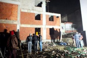 İnşaattan d&uuml;şen iş&ccedil;i &ouml;ld&uuml;!