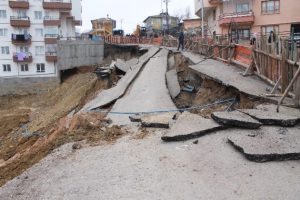 İnşaat &ccedil;alışması yolu &ccedil;&ouml;kertti