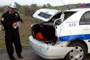 Freni tutmayan ambulans &ouml;n&uuml;ndeki polis otosuna &ccedil;arptı