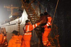 Mersin a&ccedil;ıklarında y&uuml;k gemisi ile insan ka&ccedil;ak&ccedil;ılığı
