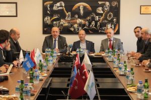 Bursa Milletvekili &Ouml;zt&uuml;rk: AVM'lerin kapanış saatlerini vali belirleyecek
