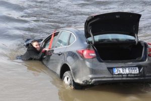 Kızılırmak'a u&ccedil;an otomobilin s&uuml;r&uuml;c&uuml;s&uuml; g&uuml;&ccedil;l&uuml;kle kurtarıldı
