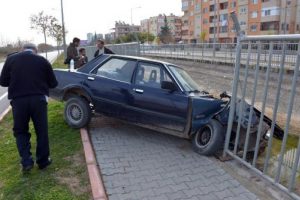 Kontrolden &ccedil;ıkan otomobil askıda kaldı