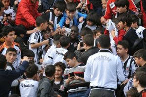Demba Ba'dan miniklere jest