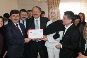 &Uuml;nl&uuml; sanat&ccedil;ı &ccedil;ocuk evi a&ccedil;ılışına katıldı