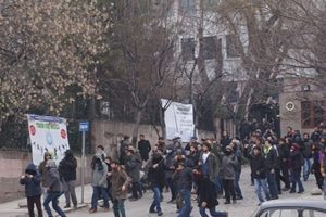 &Uuml;niversite'de taşlı sopalı 'Charlie Hebdo' kavgası!