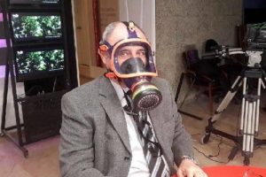 Hava kirliliğine dikkat &ccedil;ekmek i&ccedil;in haberleri gaz maskesiyle sundu