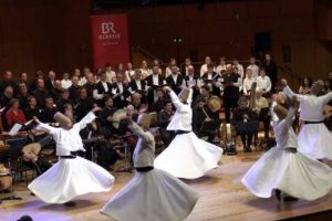 D&uuml;nyaca &uuml;nl&uuml; m&uuml;zisyenler 3 semavi dinin ilahilerini seslendirdi