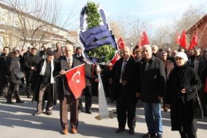 AK Partili Babuşcu'ya MHP'lilerden siyah &ccedil;elenkli protesto
