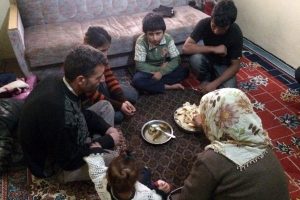 &Ccedil;&ouml;pten topladıkları ekmeği yiyorlar