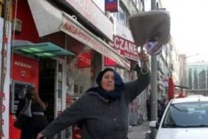 Ka&ccedil;ak et satanların yakınları gazetecilere saldırdı
