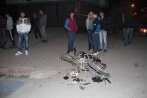 Minib&uuml;sle motosiklet &ccedil;arpıştı: 1 &ouml;l&uuml;