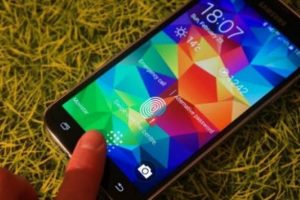 Samsung'un Galaxy S6'daki parmak izi tarayıcı ile başı dertte!