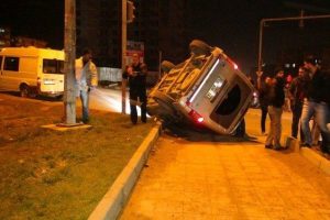 Polisten ka&ccedil;an ara&ccedil; takla attı, yaralı s&uuml;r&uuml;c&uuml; kayıplara karıştı