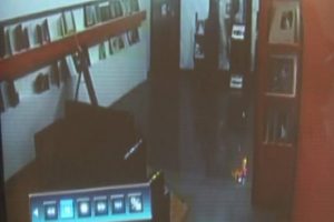 Bursa'da hırsızlar g&uuml;venlik kamerasına yakalandı