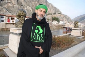&Uuml;nl&uuml; manken c&uuml;bbe ve sarıkla sokağa &ccedil;ıkarsa...