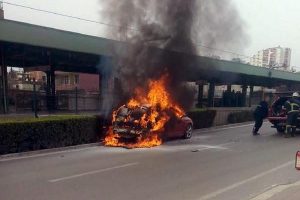 S&uuml;r&uuml;c&uuml;s&uuml;n&uuml;n terk ettiği yanan LPG'li otomobili &ccedil;evredekiler durdurdu
