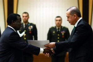 Erdoğan g&uuml;ven mektuplarını aldı