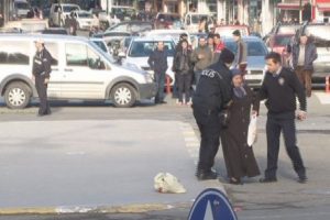 Ş&uuml;pheli paket yaşlı kadının &ouml;n&uuml;ne d&uuml;şerse...