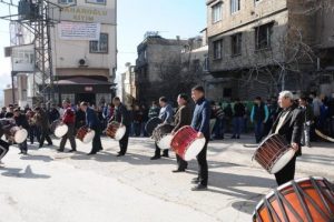Davul zurnayla yıkım ekibini beklediler