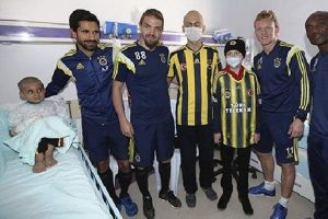 Fenerbah&ccedil;eli futbolculardan anlamlı ziyaret
