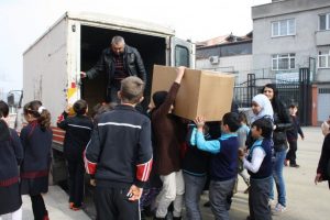 Bursalı &ouml;ğrencilerden Suriyeli &ouml;ğrencilere yardım