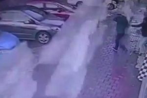 D&uuml;şen kar k&uuml;tlesi 3 otomobile zarar verdi