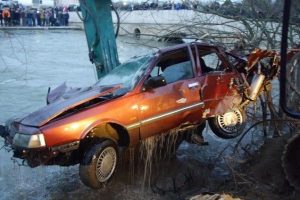Otomobille nehre u&ccedil;tular