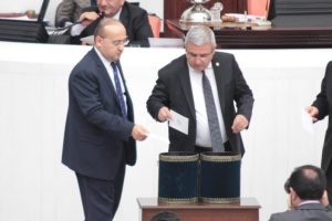 Oylama başladı