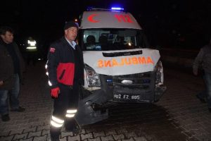 Vakaya giden ambulans kaza yaptı
