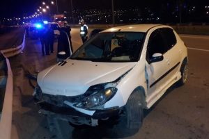 Otomobil bariyere &ccedil;arptı: 1 yaralı