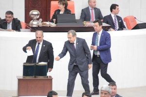 O da y&uuml;ce divana gitmiyor