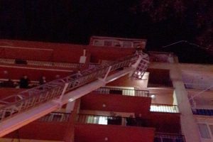 Apartmanda &ccedil;ıkan yangın korkuttu