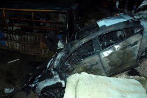 Bah&ccedil;esine giren otomobilin s&uuml;r&uuml;c&uuml;s&uuml;n&uuml; yanmaktan kurtardı