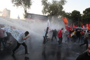 Trafik levhalarını engellemekten kesilen ceza iptal edildi