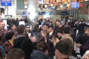 Havalimanında alkışlı protesto