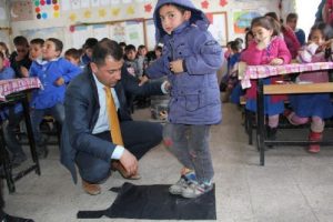 İran sınırındaki &ouml;ğrencileri sevindiren yardım