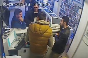 Suriyeliler sahte dolarla telefoncuyu dolandırdı