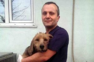 Domuz saldırısından k&ouml;peği kurtardı