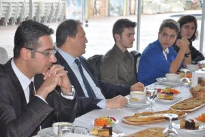 Twitter takip&ccedil;ileriyle yemekte buluştu