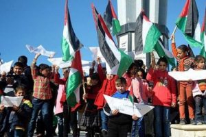 Filistinli &ccedil;ocuklar ablukayı protesto etti