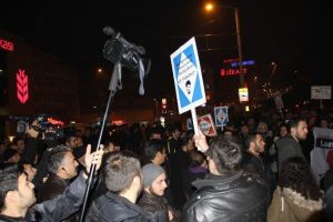 Ali İsmail Korkmaz eyleminde polise pankartlı saldırı