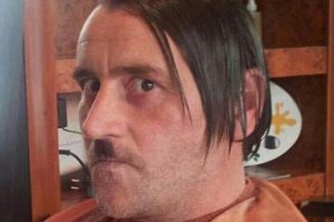Hitler bıyığı istifa ettirdi