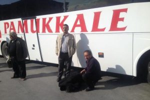 Otob&uuml;s altında kalan adam ağır yaralandı