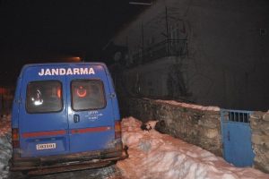 Kızı evden ka&ccedil;an &ouml;fkeli anneden silahla intihar tehdidi