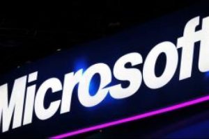 Microsoft'un yeni &uuml;r&uuml;n&uuml; 'HoloLens' g&ouml;r&uuml;c&uuml;ye &ccedil;ıktı!