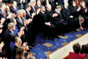 Yargının duruşu: Obama ayakta, yargı&ccedil;lar koltukta