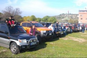 Zeytin tarlasını off road parkuruna &ccedil;evirdi