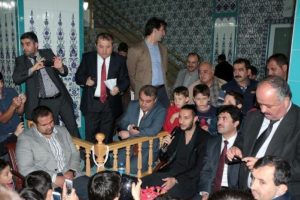 Futbolcu Necati Ateş, gen&ccedil;lerle camide buluştu